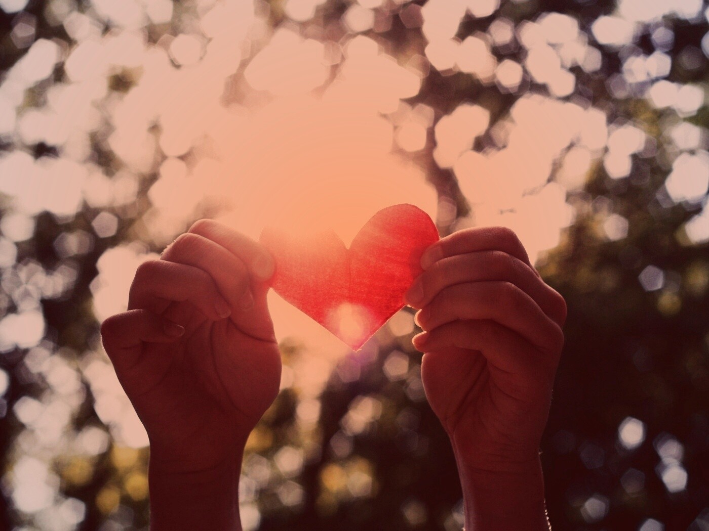 Бумажное красное сердце обои