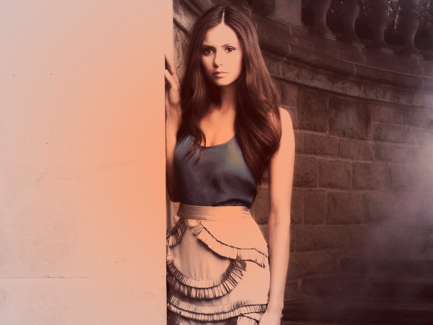 Девушка на лестнице обои