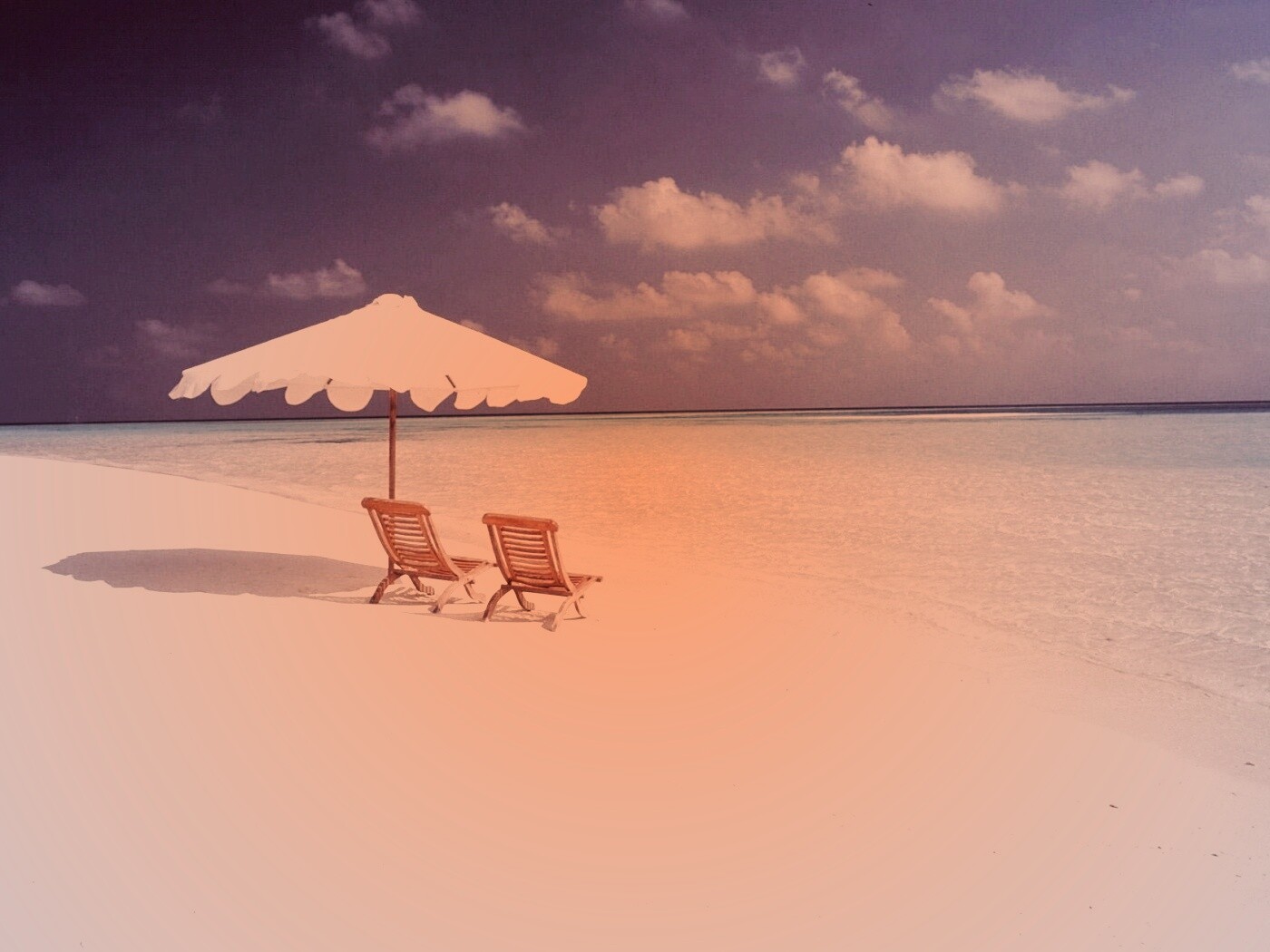 Песчаный пляж с двумя жезлонгами обои