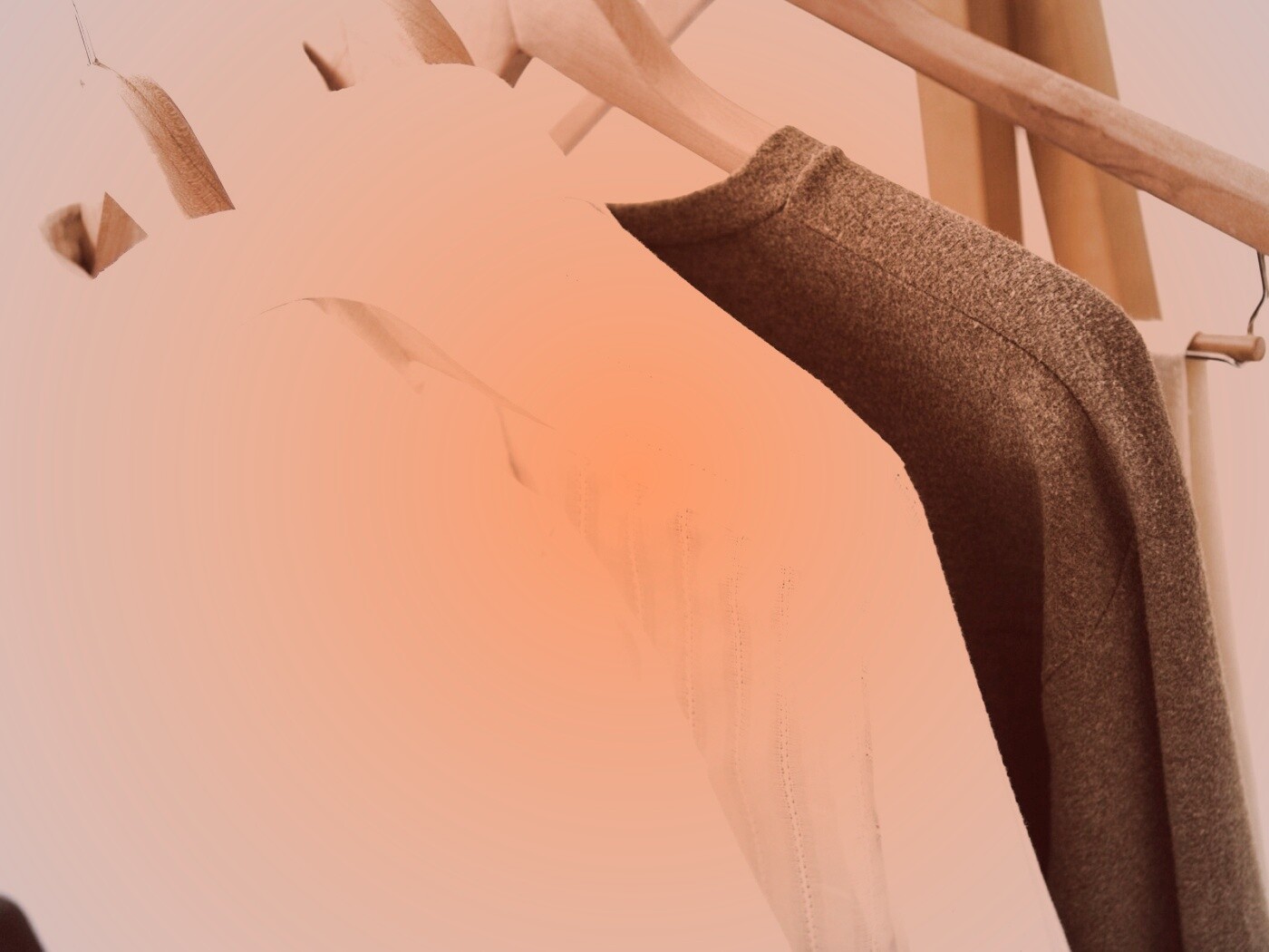 Вещи на вешалке обои