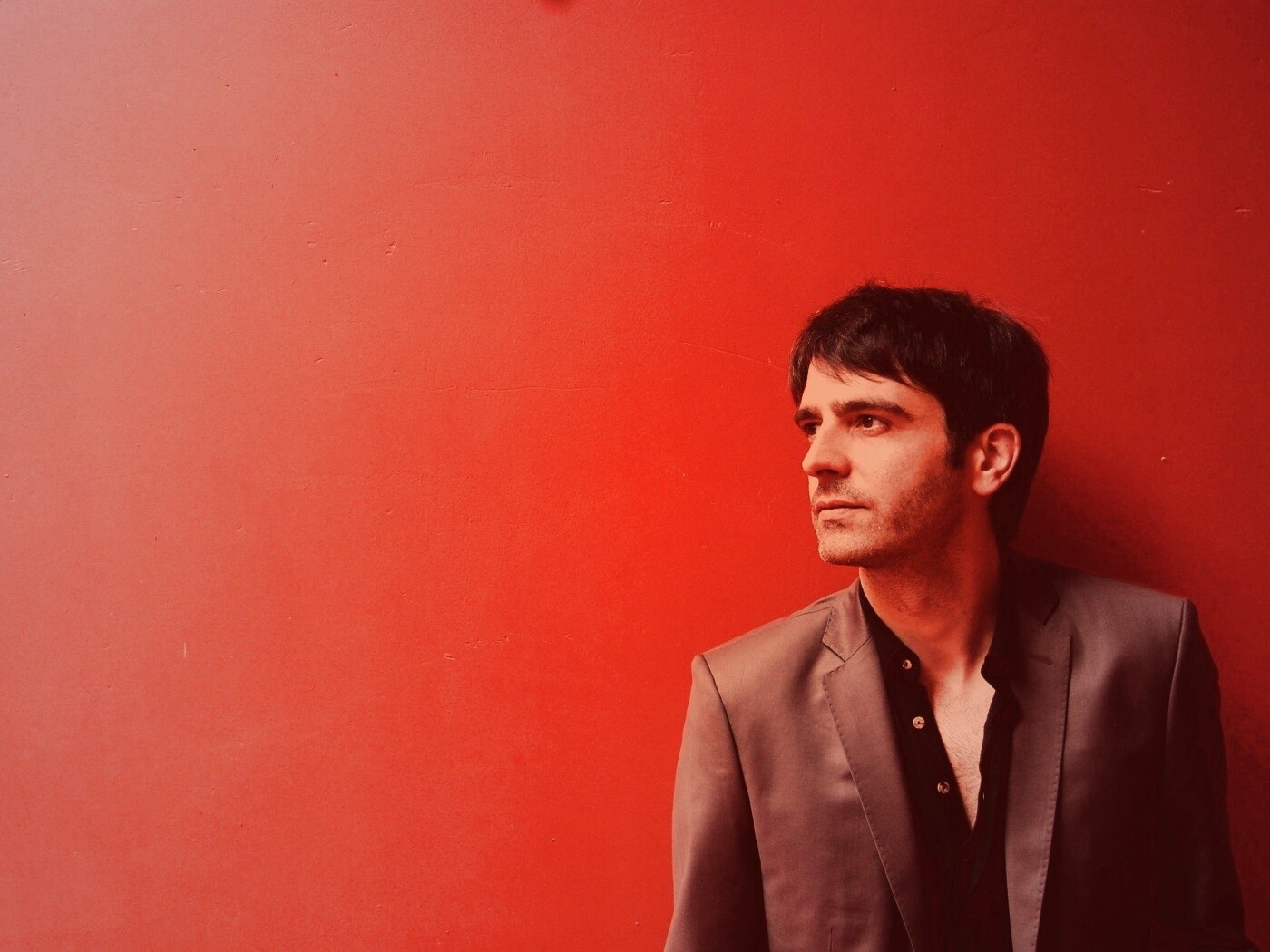 На красном фоне обои