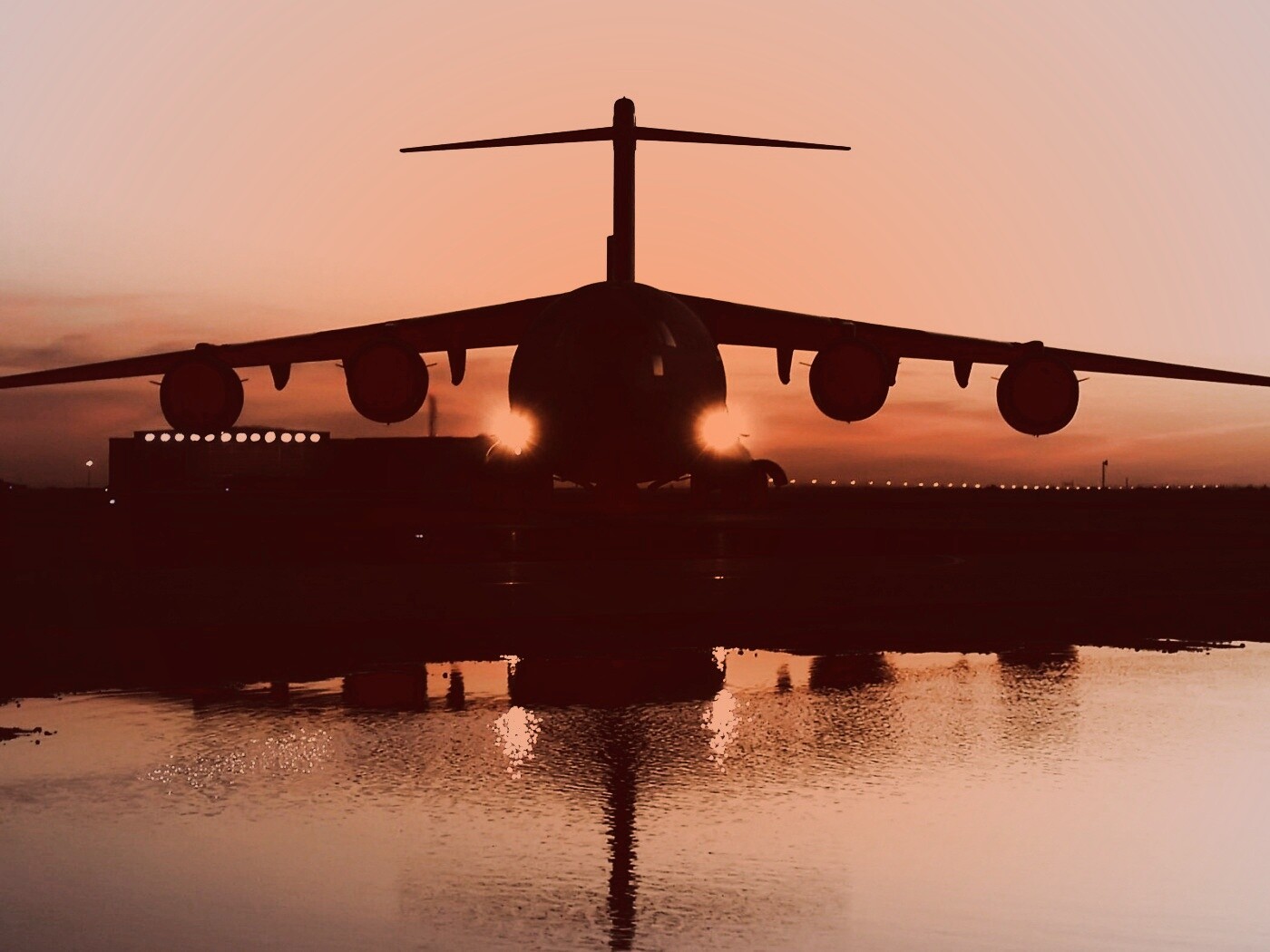 Самолет на взлетной полосе обои