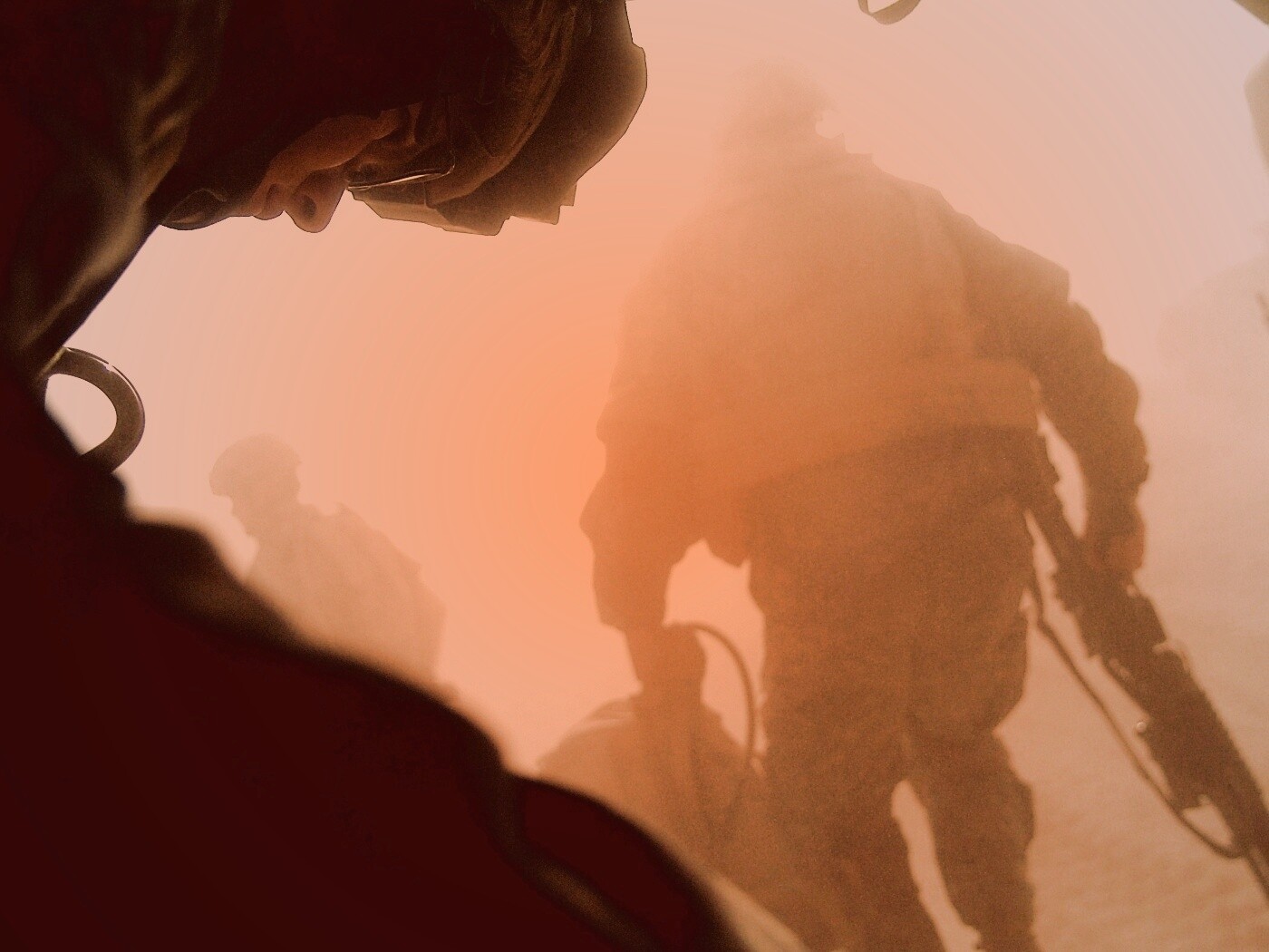 Солдаты выходят из броневика обои