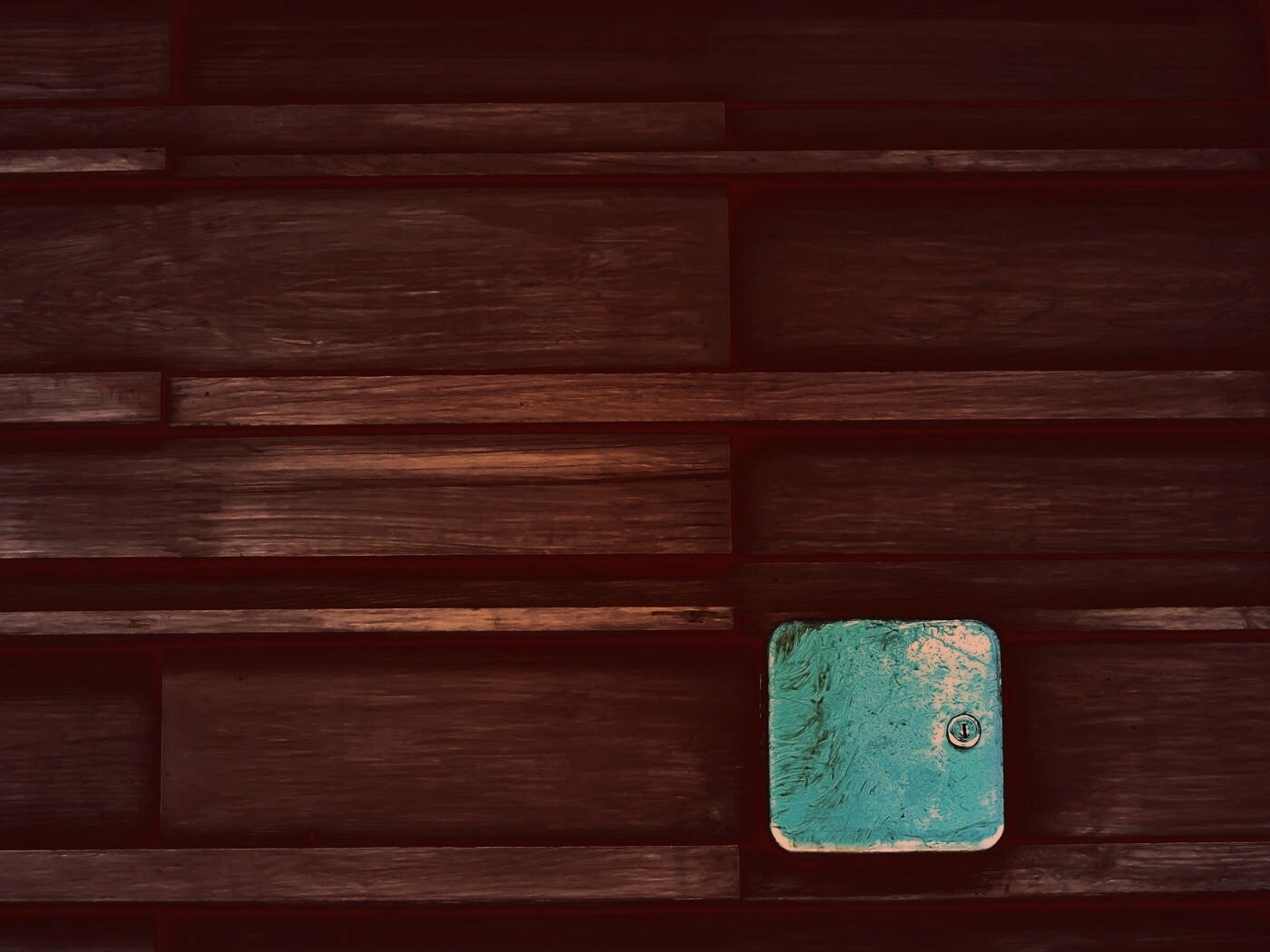 Коробка на деревянной стене обои