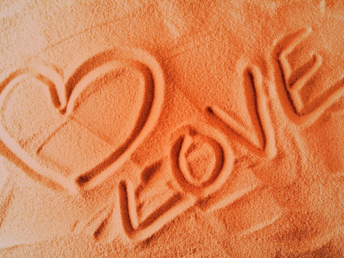 Любовь на песке обои