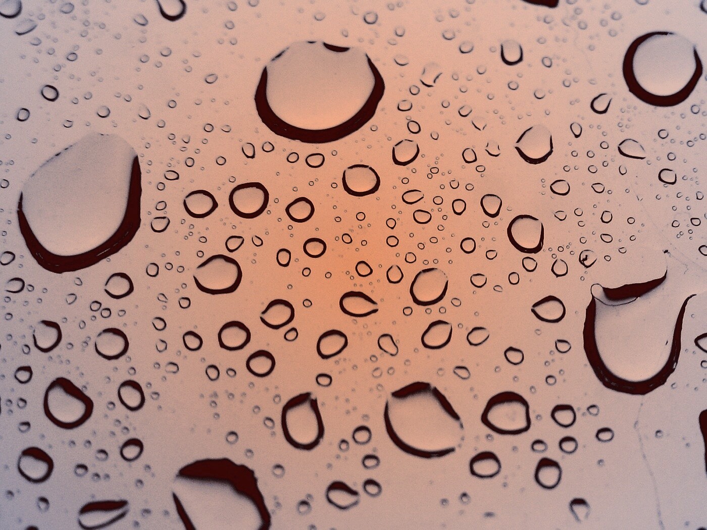 Капли воды на синем стекле обои