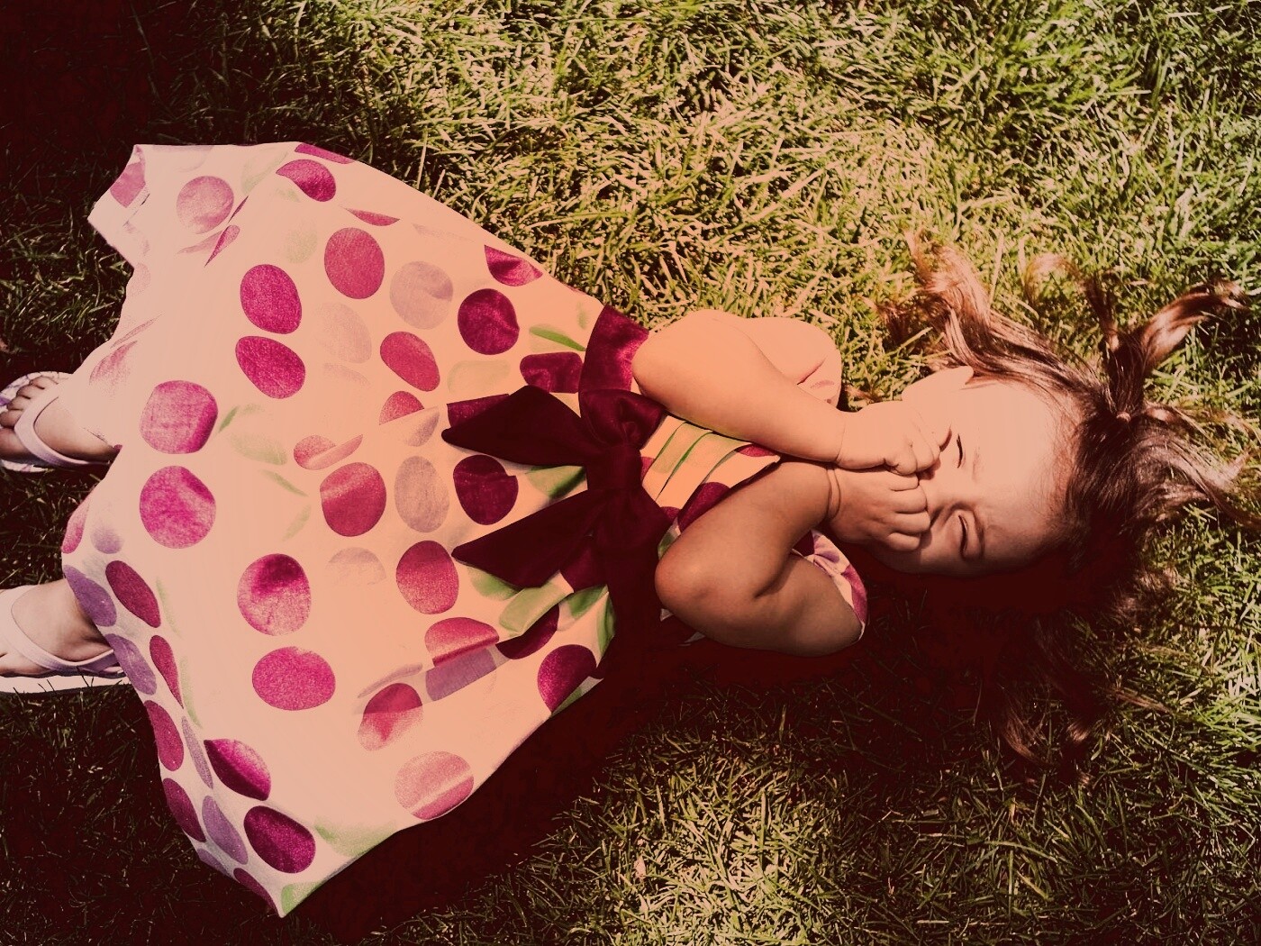 Девочка на траве обои