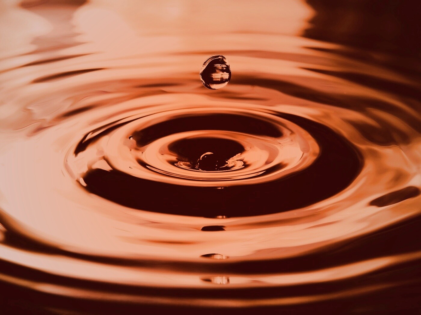 Капля падает в воду обои