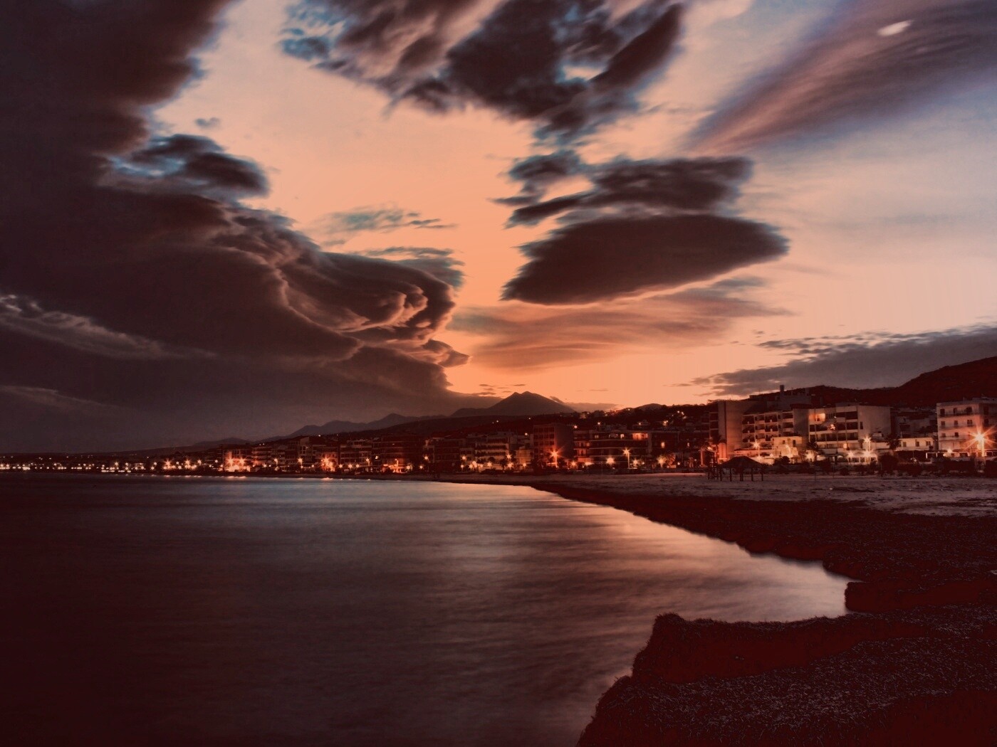 Красивый закат над городом у моря обои