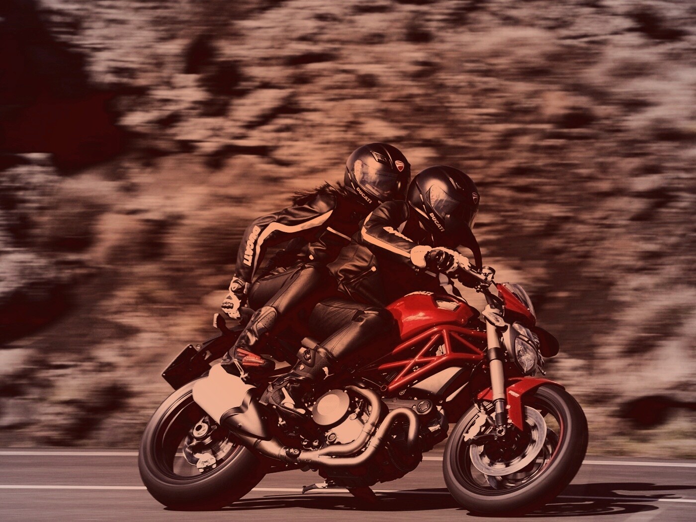 Байкер с девушкой на мотоцикле обои