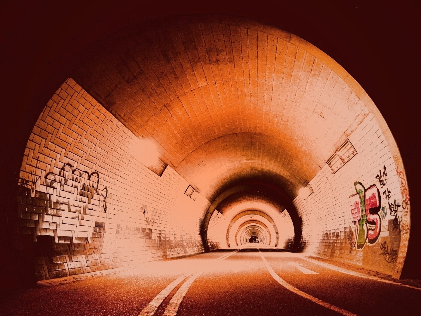 Тоннель и граффити на стенах обои