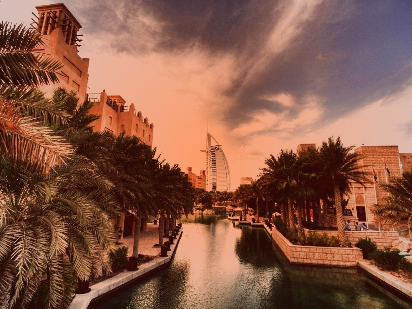 Вид на гостиницу Бурдж Аль Араб в Дубае обои