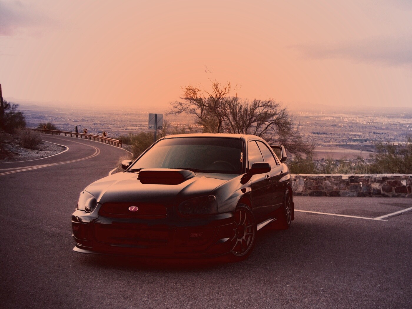 Субару на смотровой алощадке в горах обои