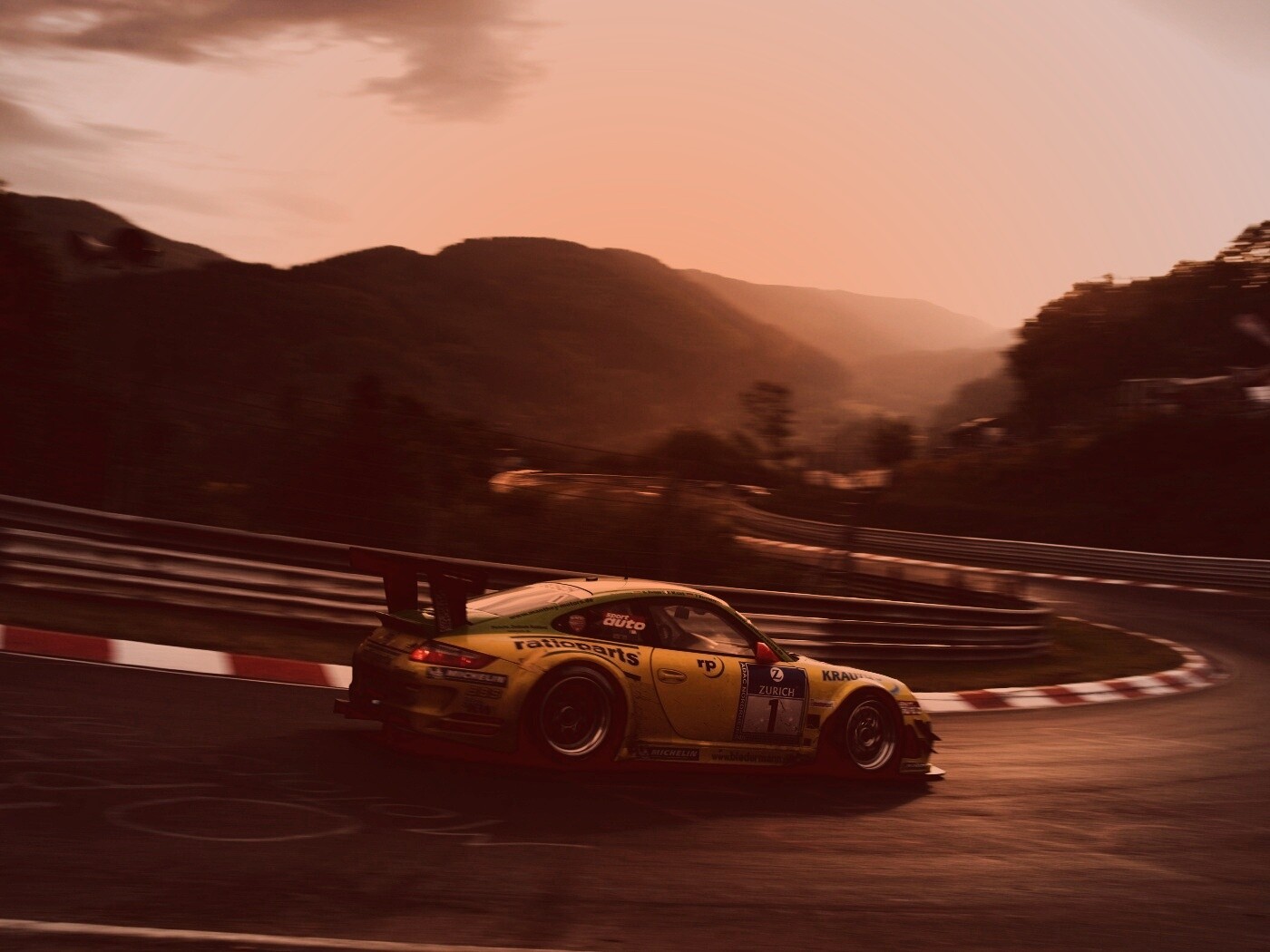 Гоночная трасса в горах и Порше обои