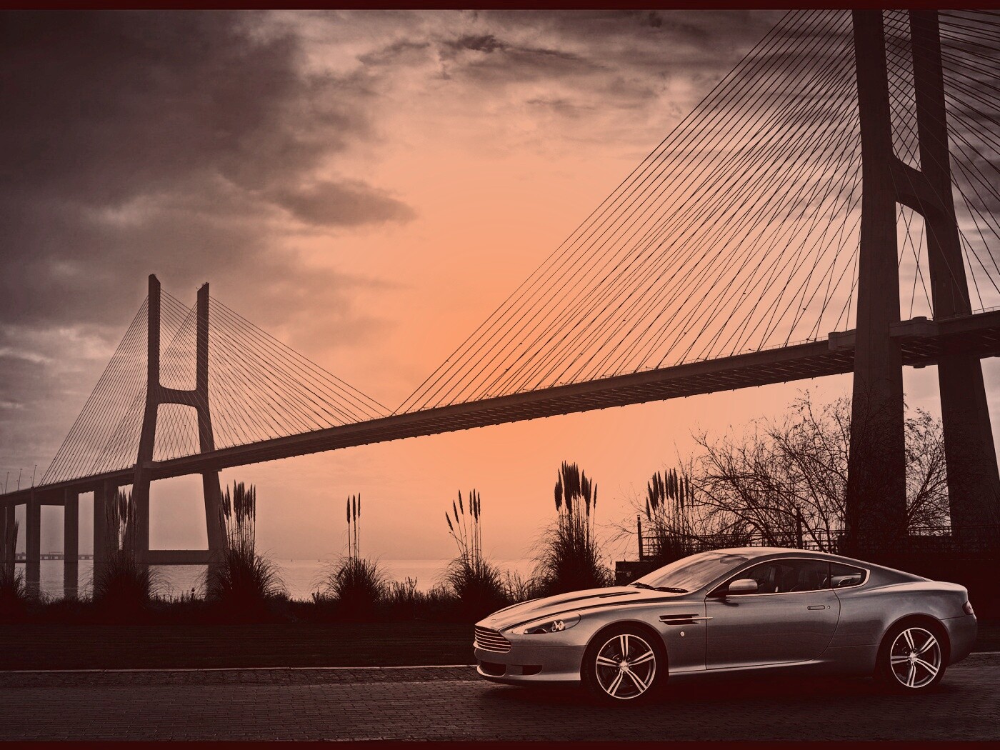 Aston Martin на фоне моста обои