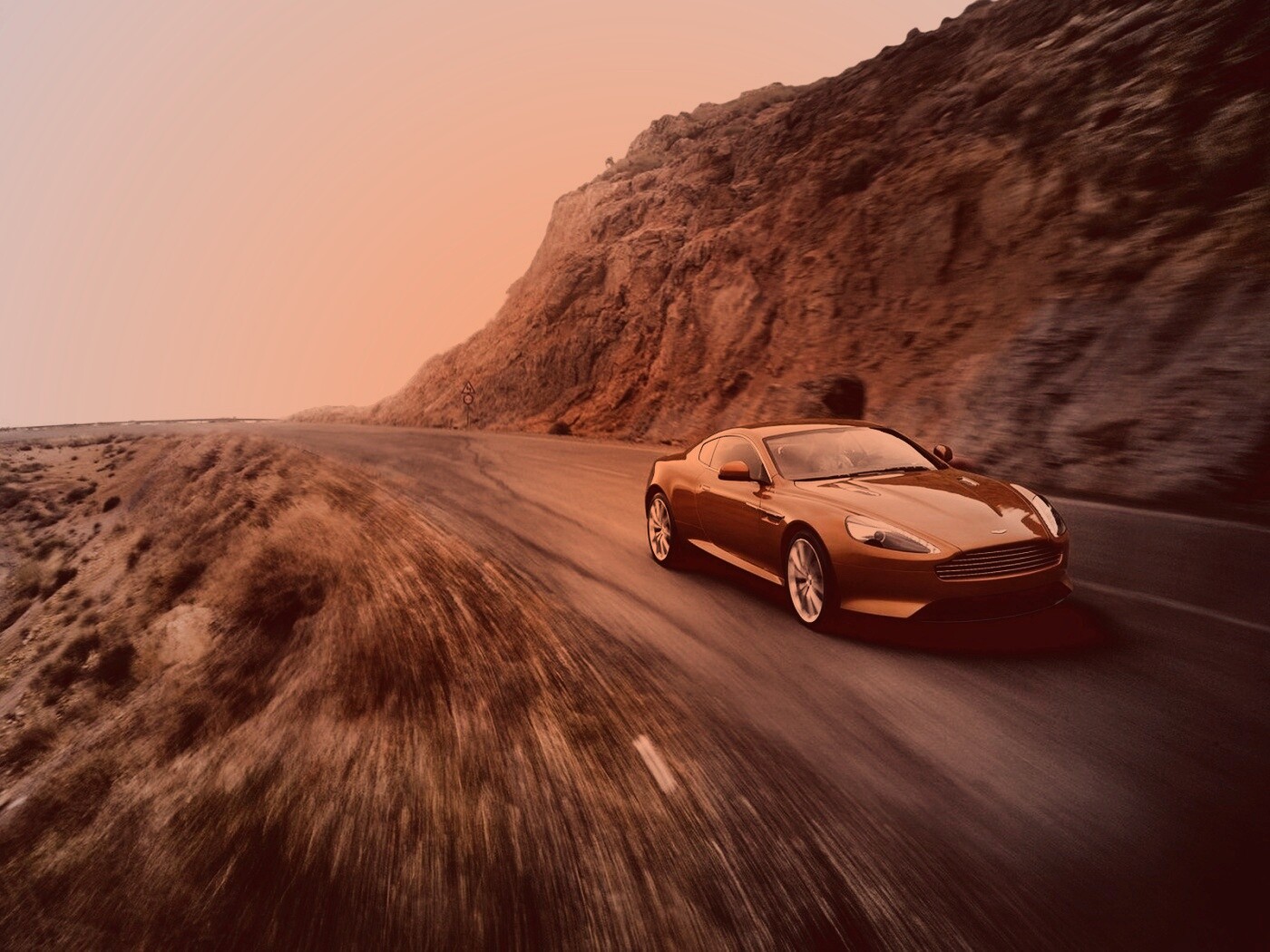 Aston Martin в горах обои