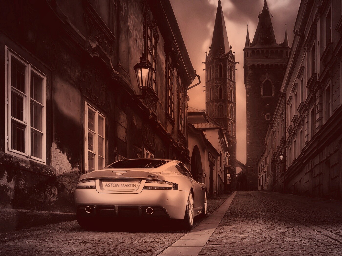 Aston Martin в старинном городе обои