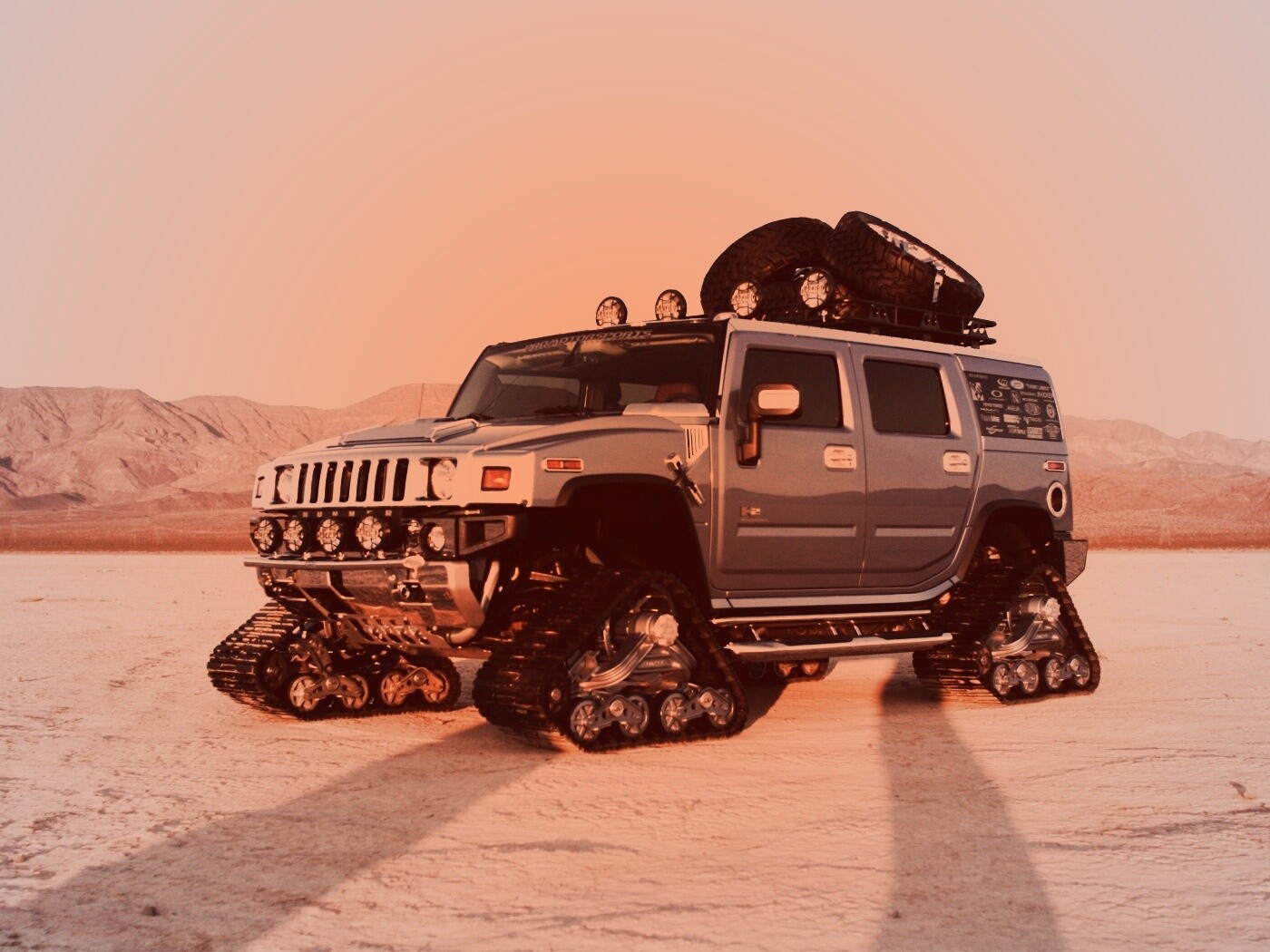 Hammer на гусеницах обои