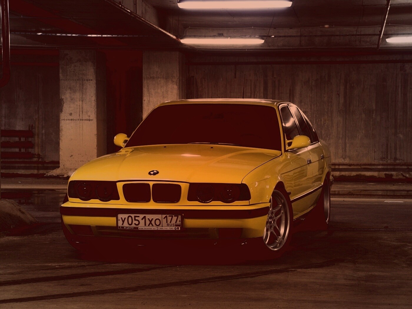 BMW M5 на стоянке обои