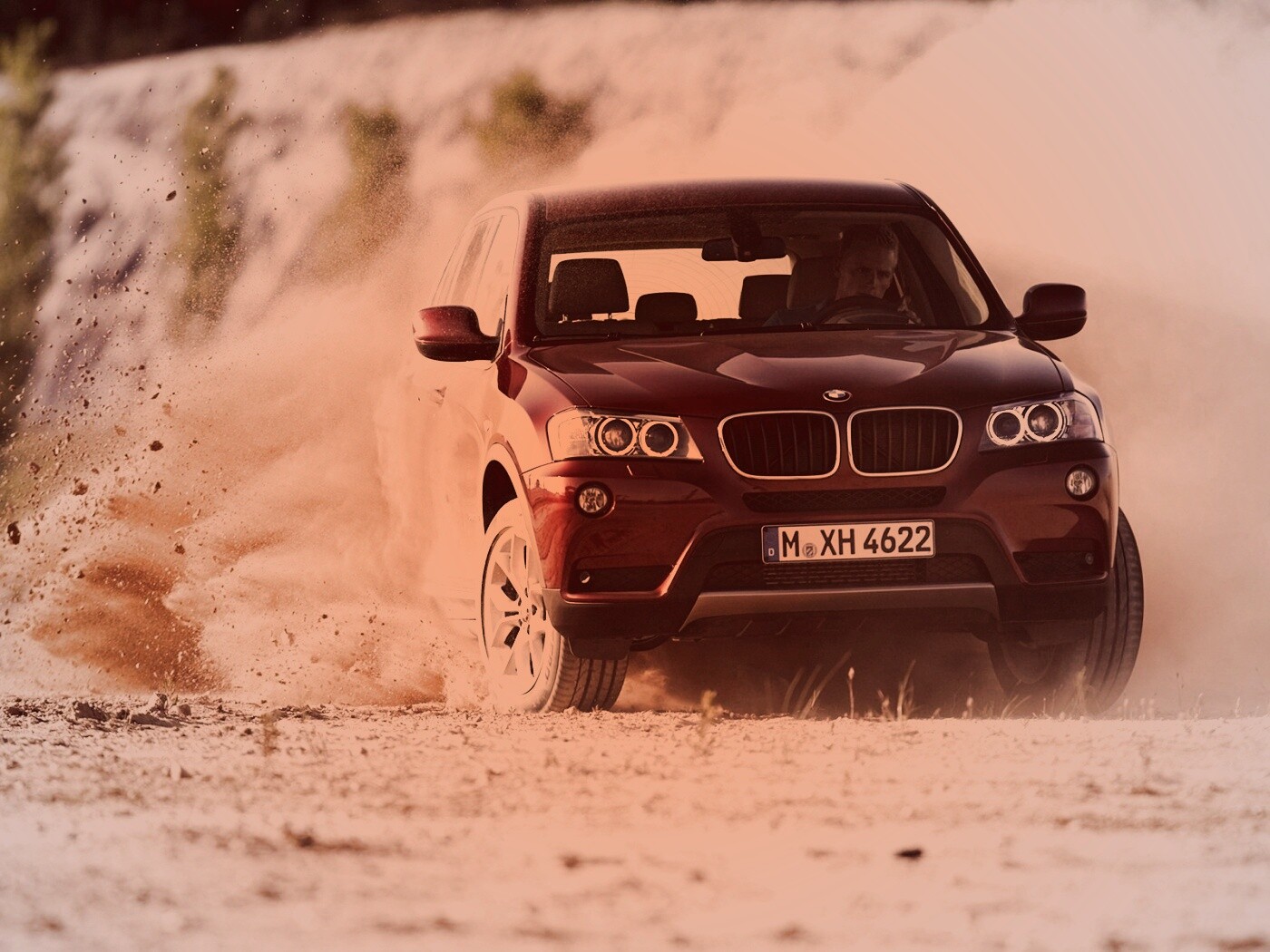 Кроссовер BMW в заносе обои