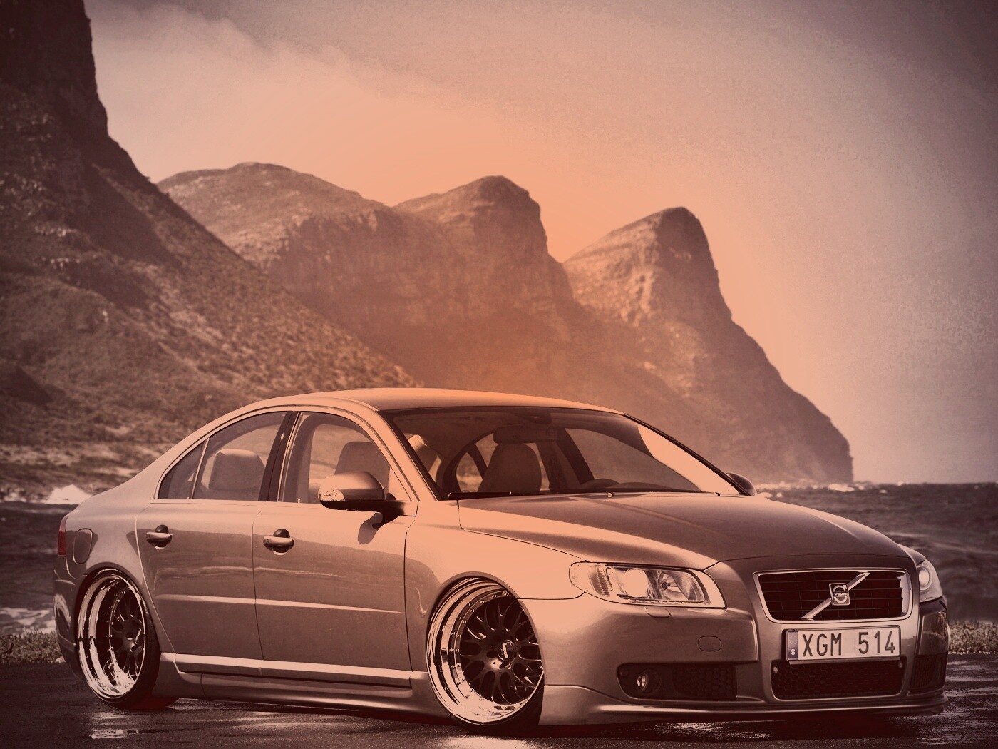 Вольво на берегу обои