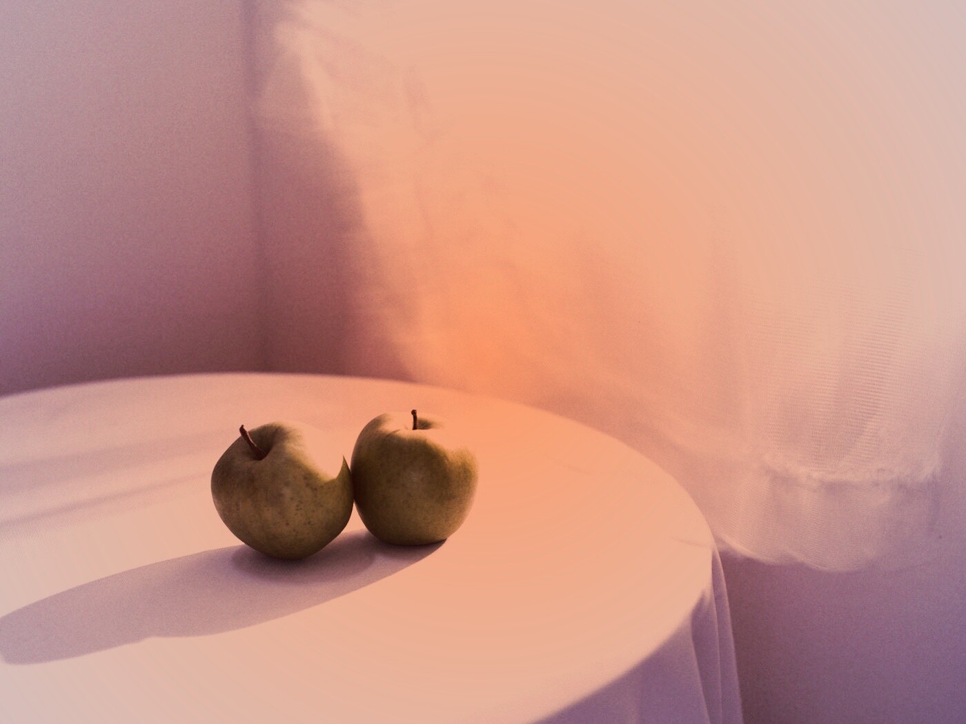 Яблоки на столе перед окном обои