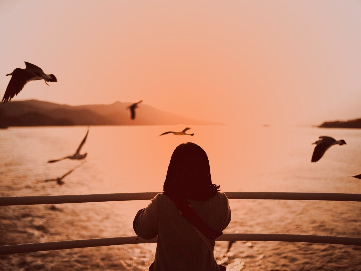 Девочка глядит на озеро обои