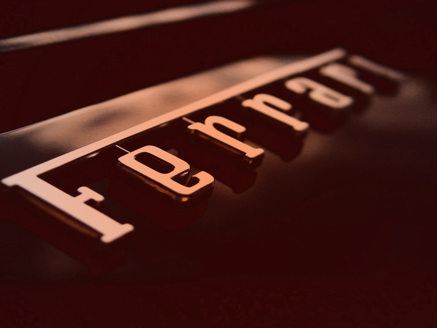 Хромированный логотип Ferrari обои