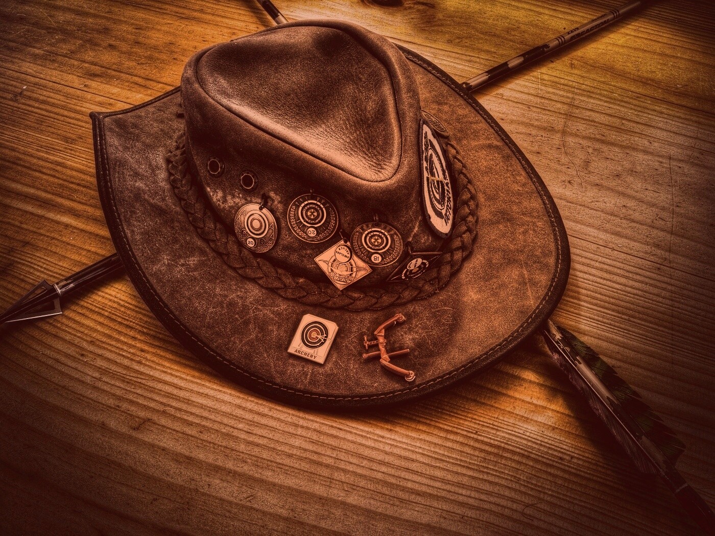 Шляпа и стрелы обои