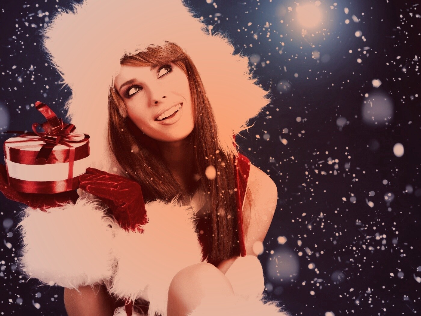 Девушка с новогодним подарком обои