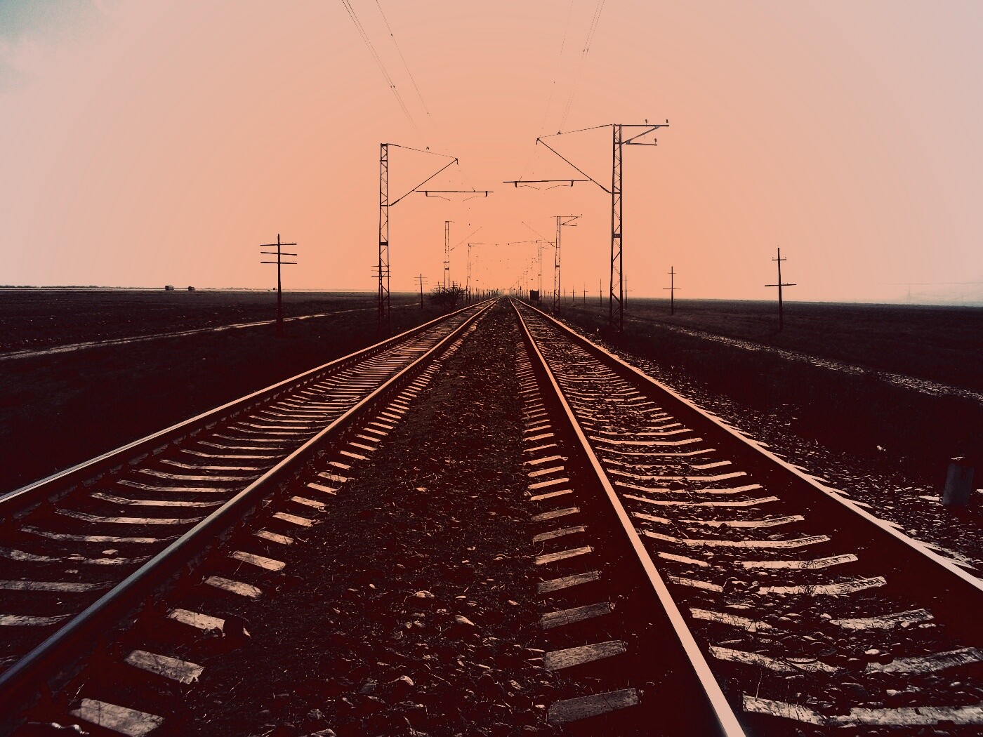 Железная дорога уходит вдаль обои