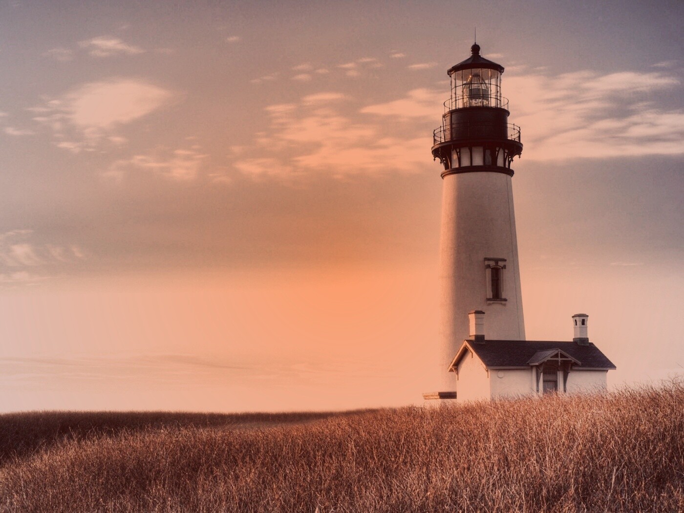 Маяк в поле обои