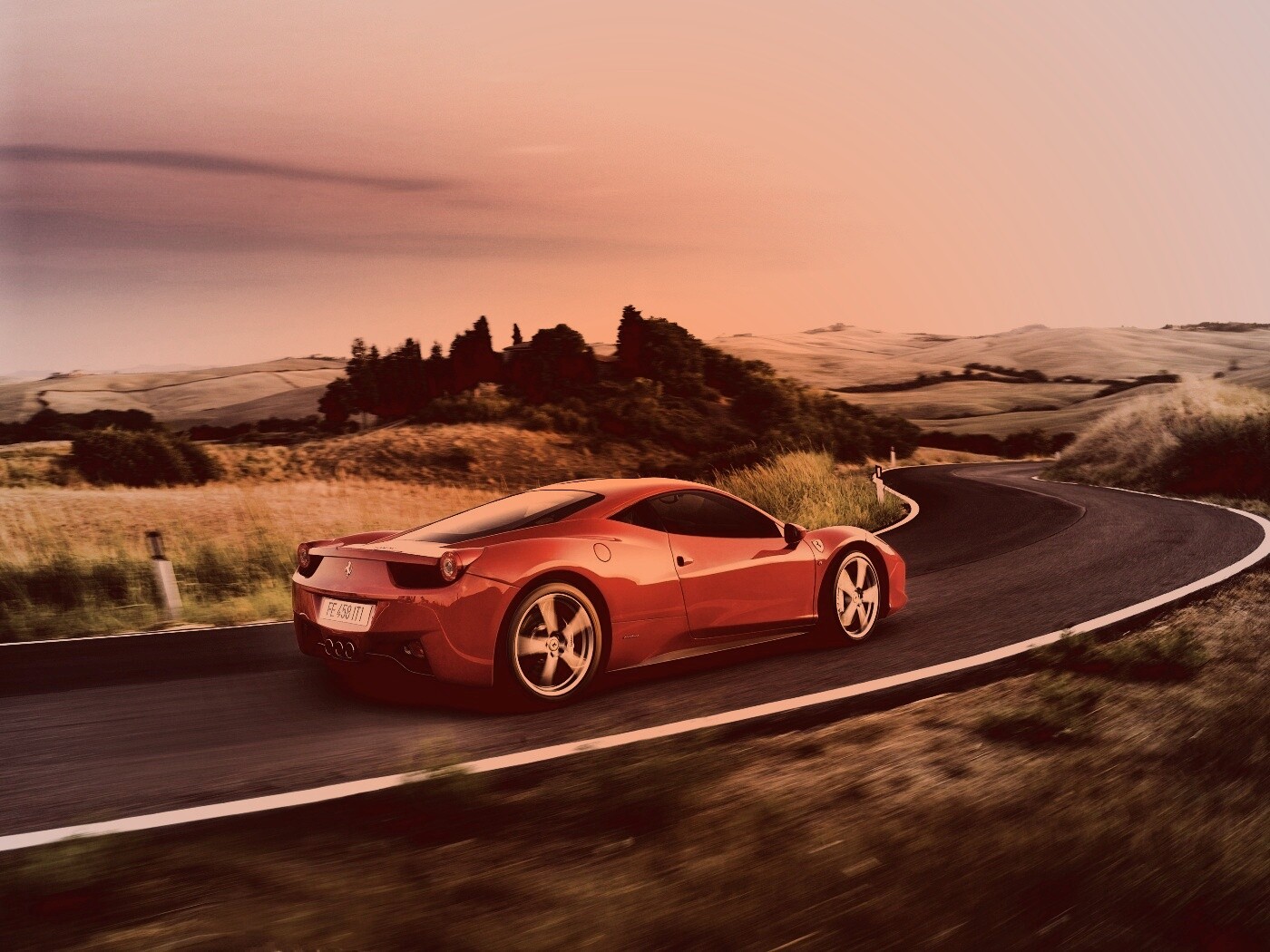 Красная феррари на извилистой дороге обои