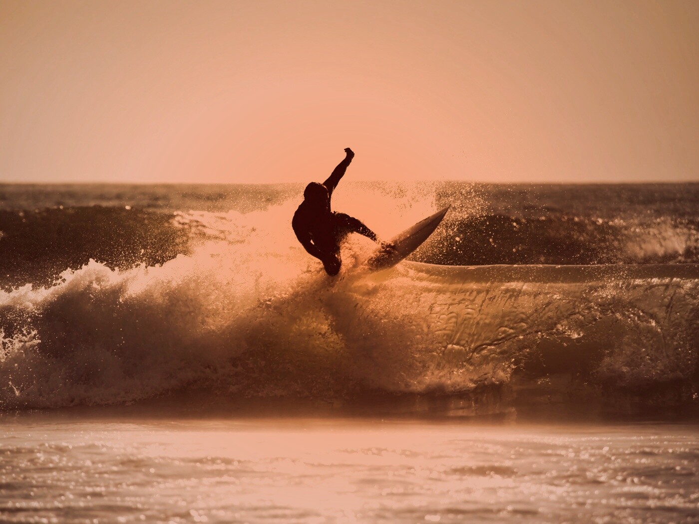 Сёрфер поймал волну обои