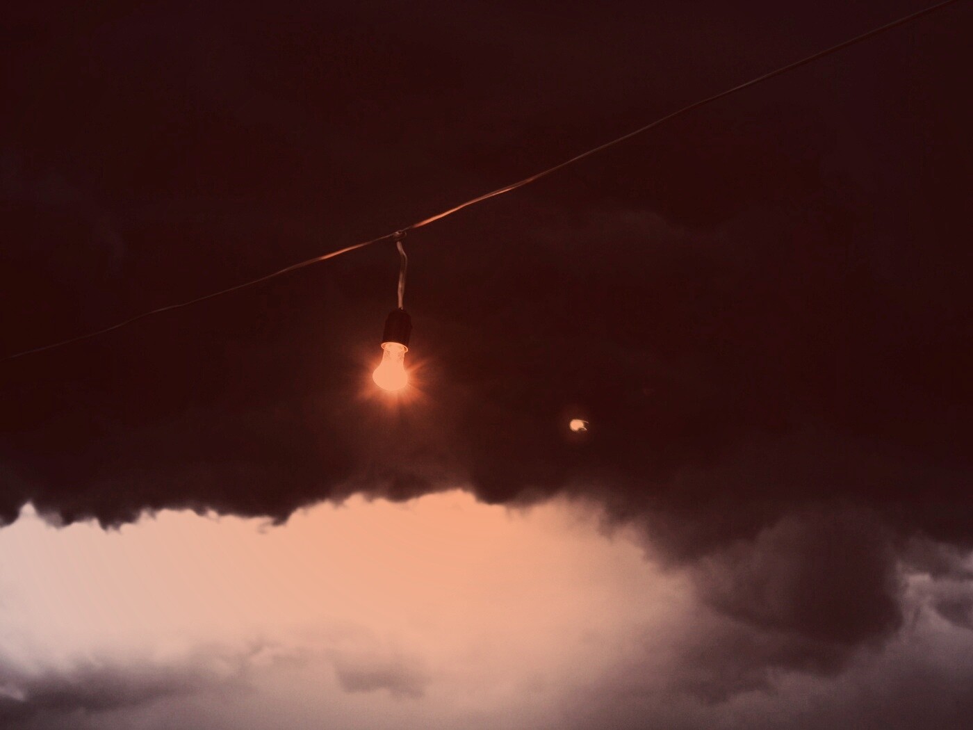 Лампочка на фоне туч обои