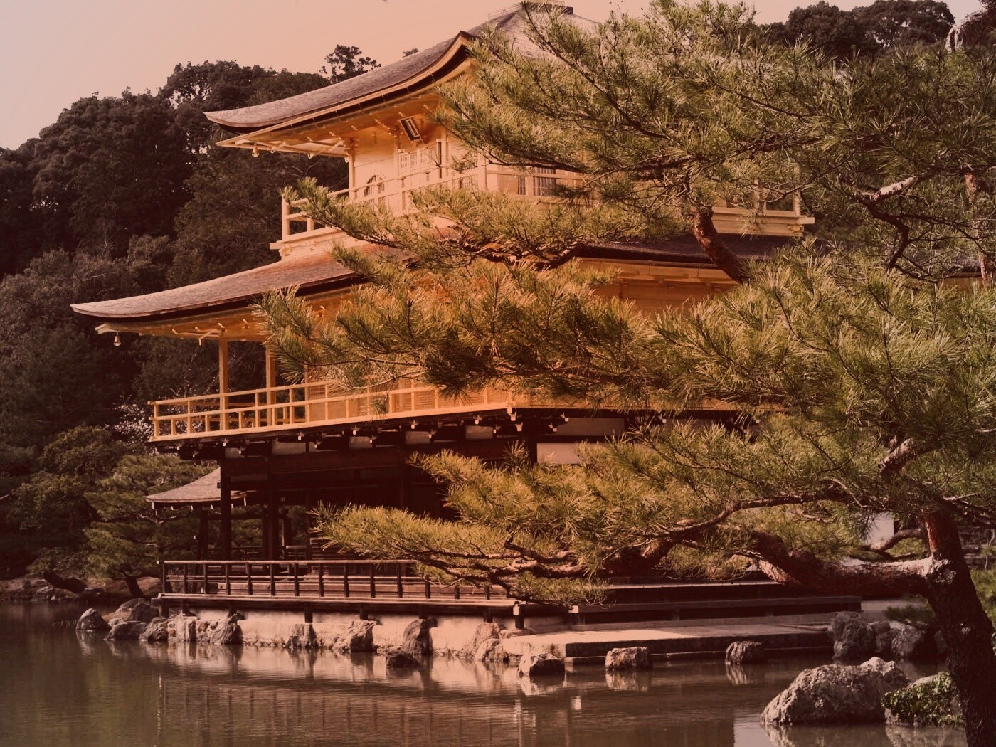 Пагода на берегу озера обои