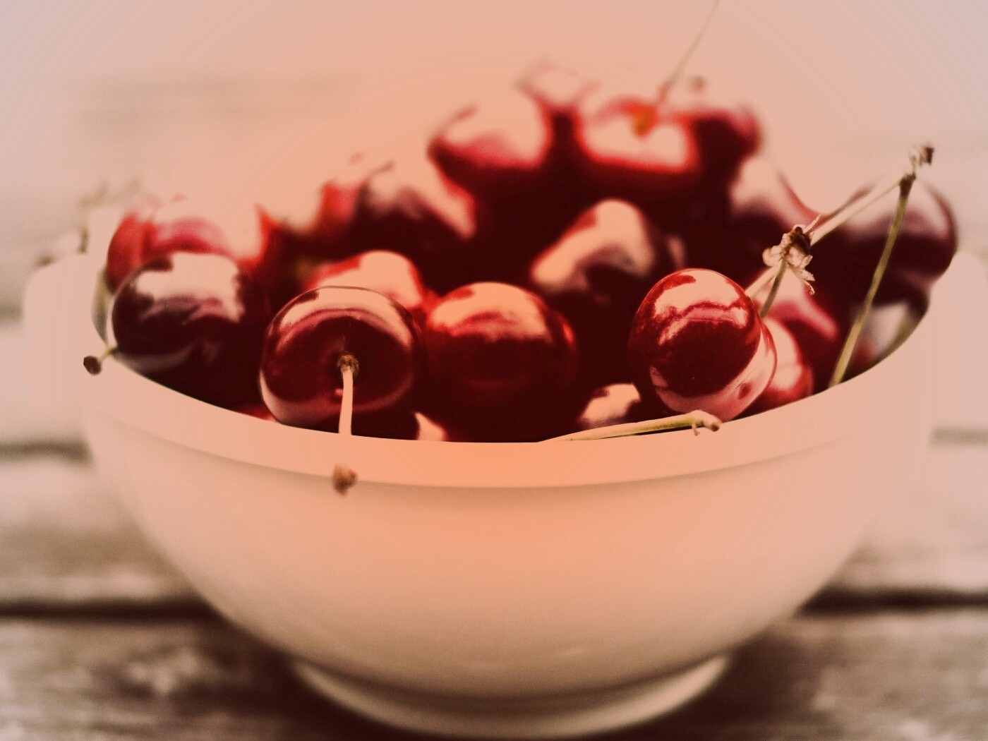 Миска спелой черешни обои