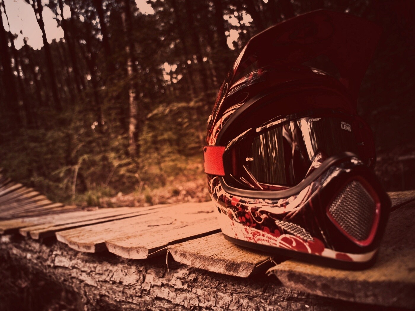 Шлем на лесной велотрассе обои