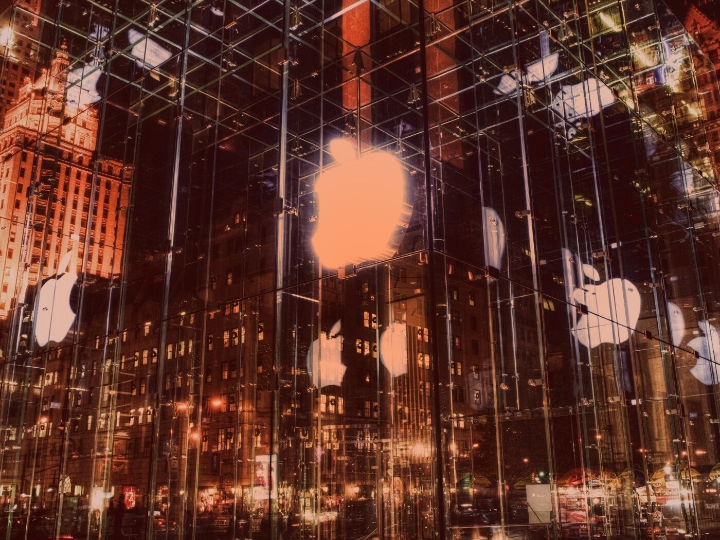 Отражение логотипа Apple в стеклянном здании обои