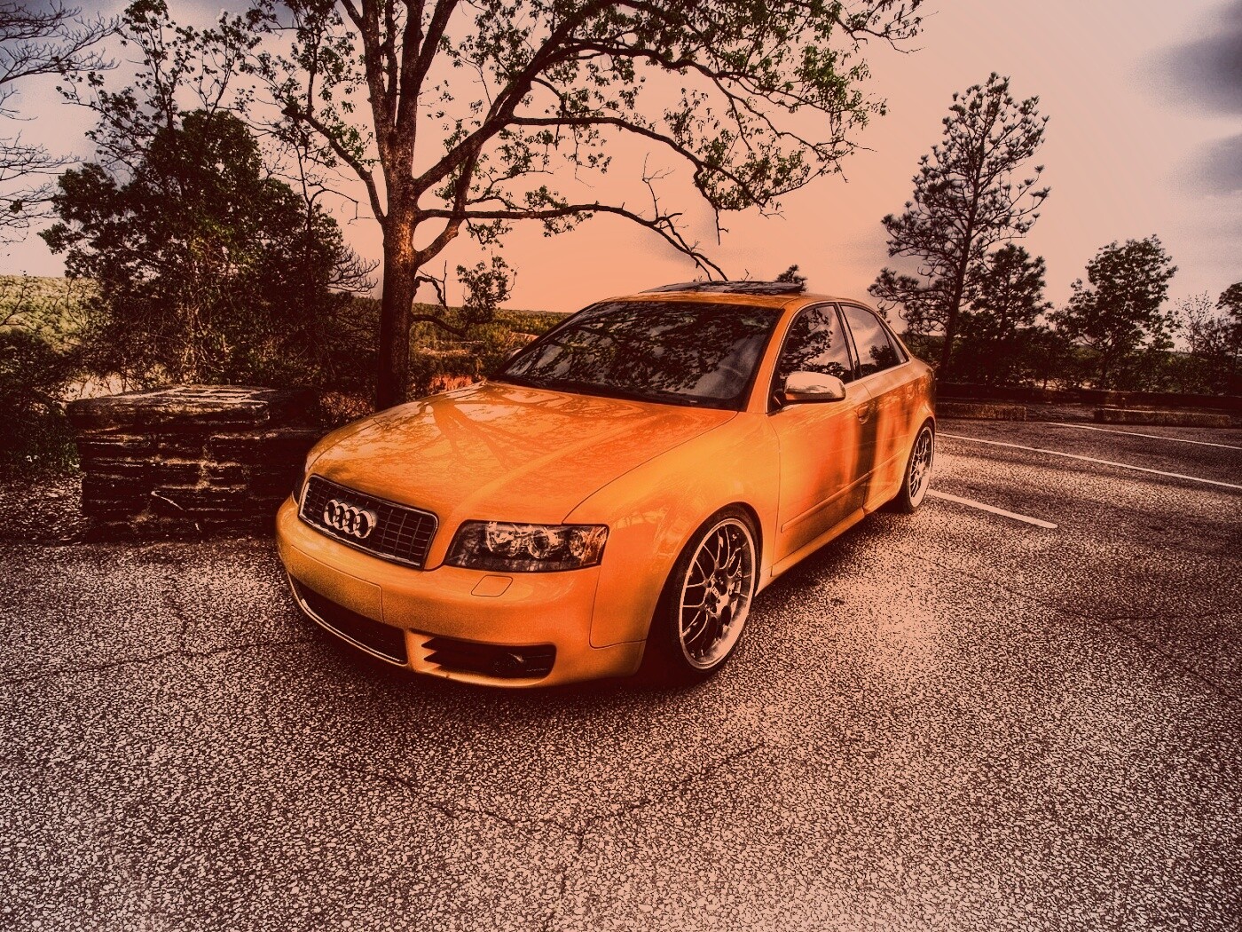 Желтый Ауди на дороге обои