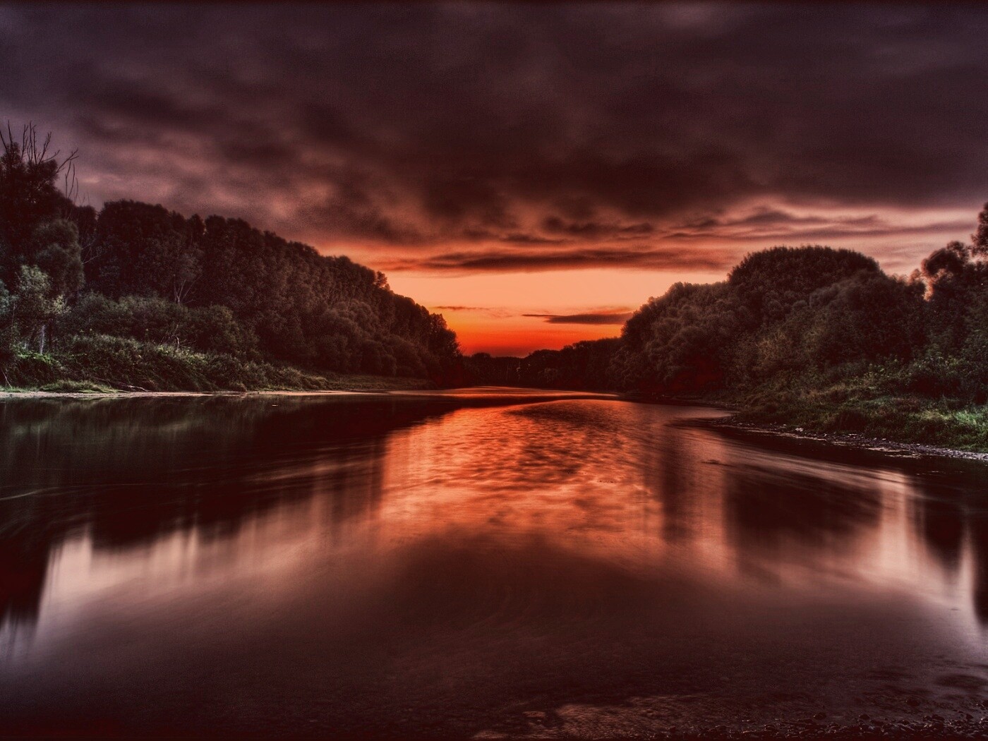 Багровый закат и водная гладь обои