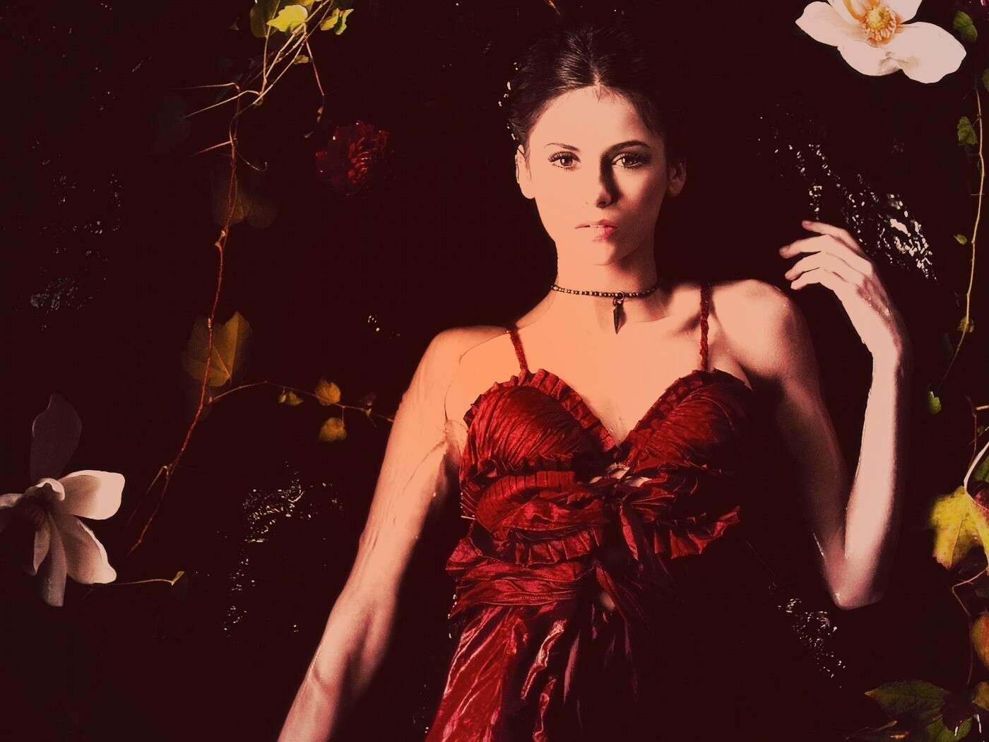 Женщина в красном платье обои