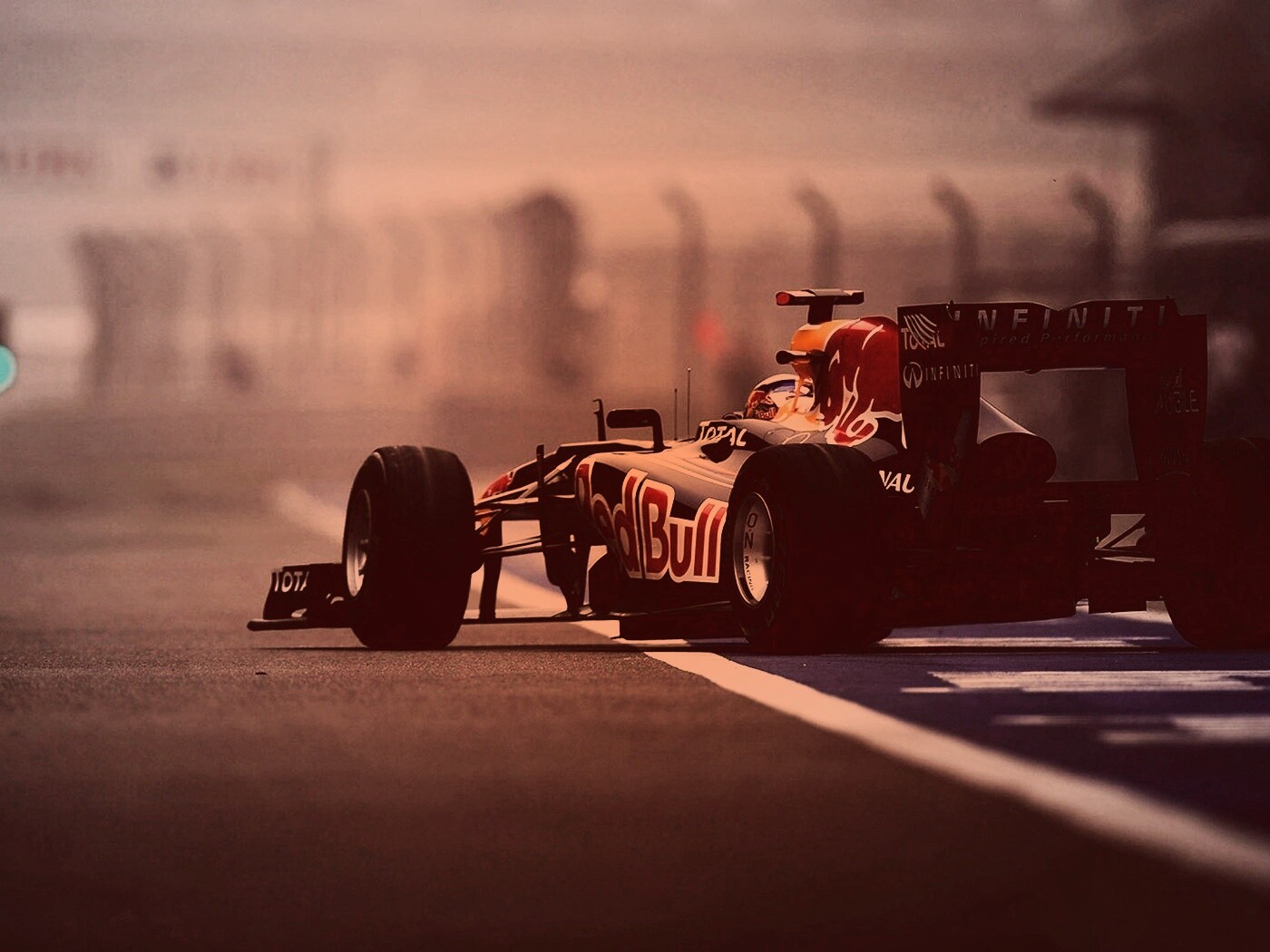 Болид выезжает на трассу обои