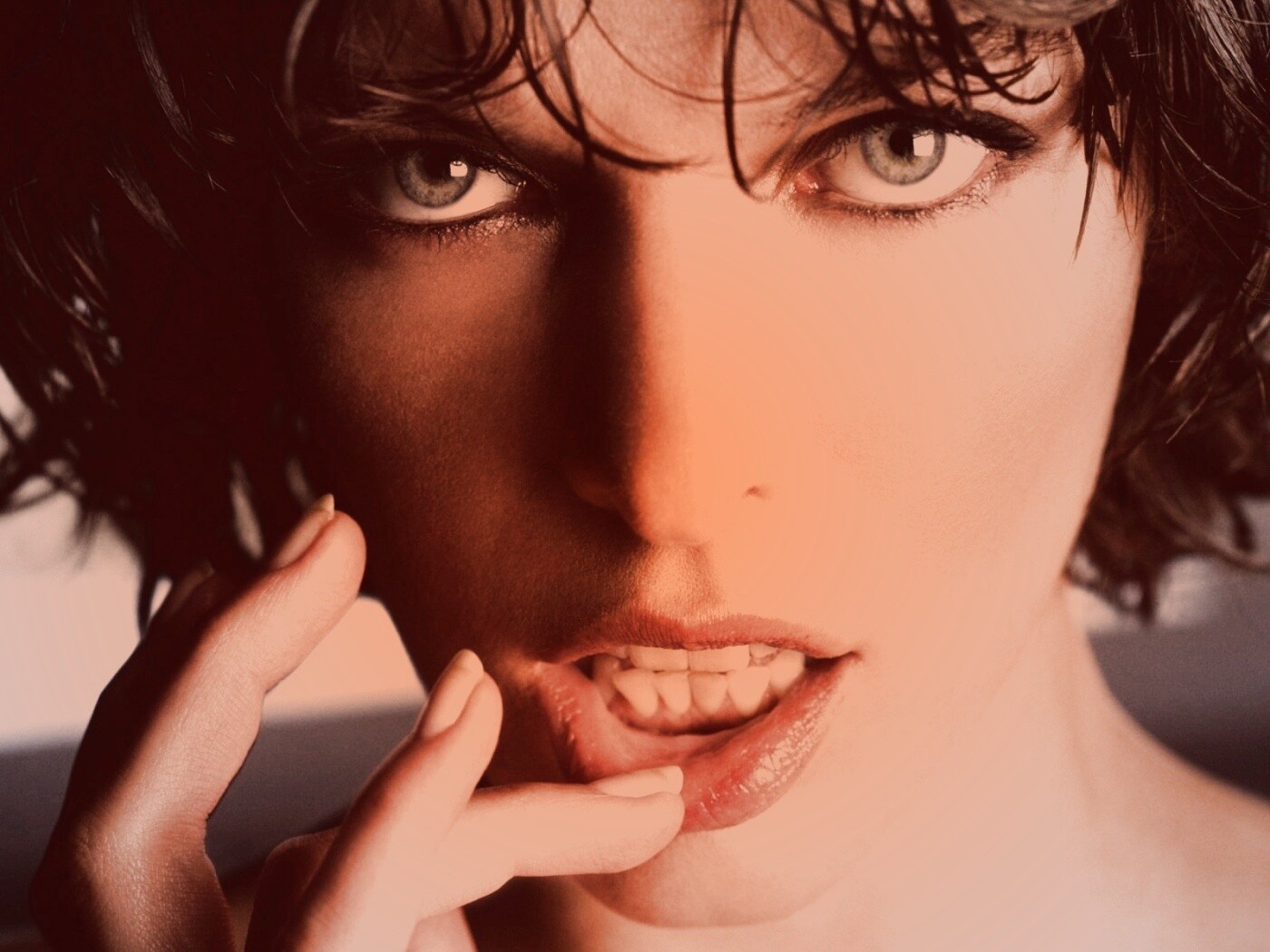 Мила Йововчи крупным планом обои