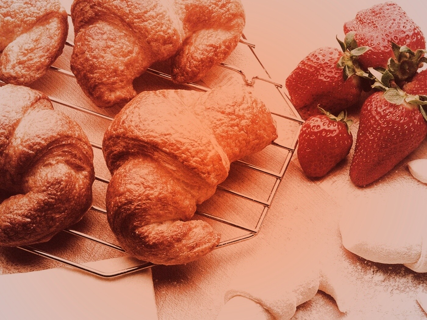 Круассаны с клубникой обои