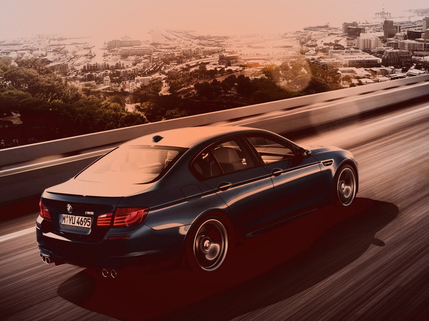 BMW F10 M5 на скоростной автостраде обои