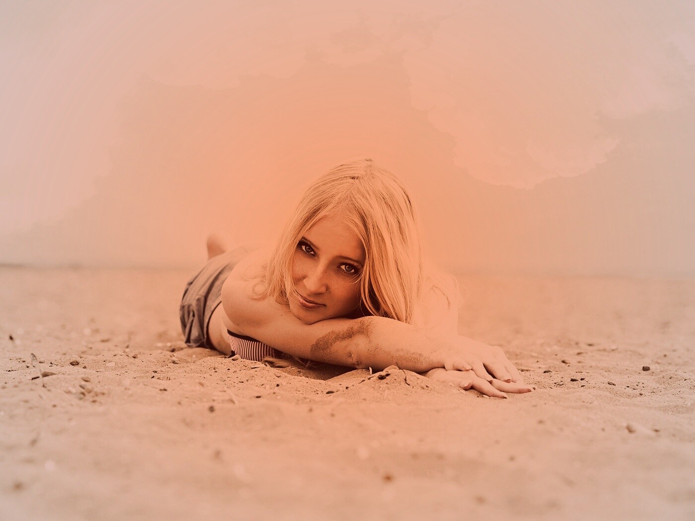 Девушка на песке обои