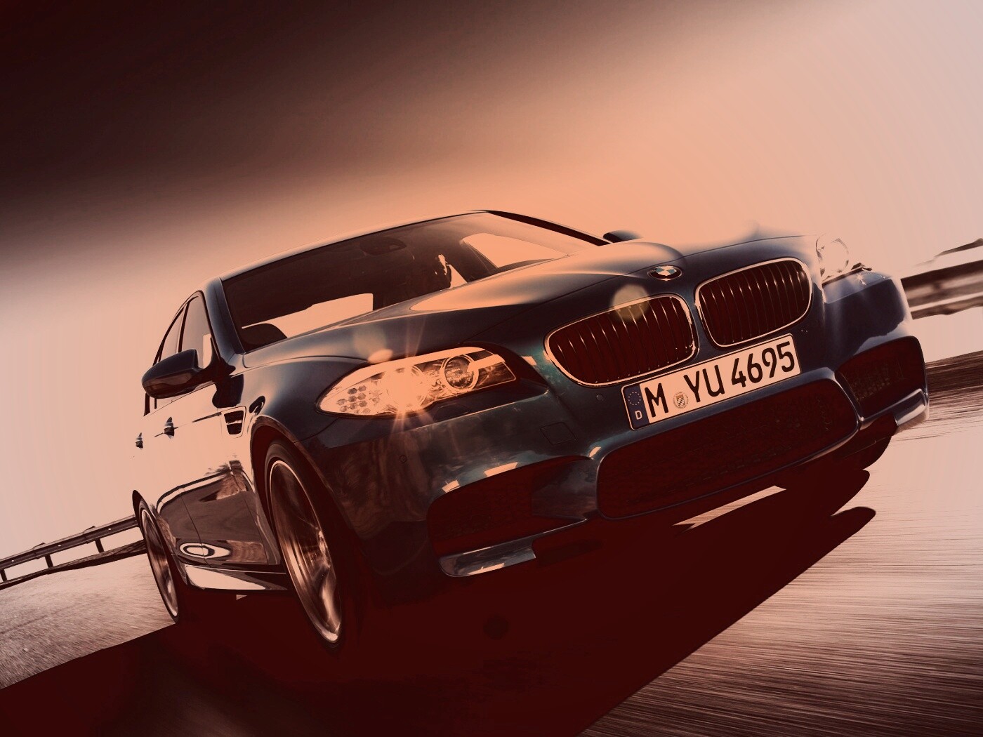 Синий БМВ на трассе обои