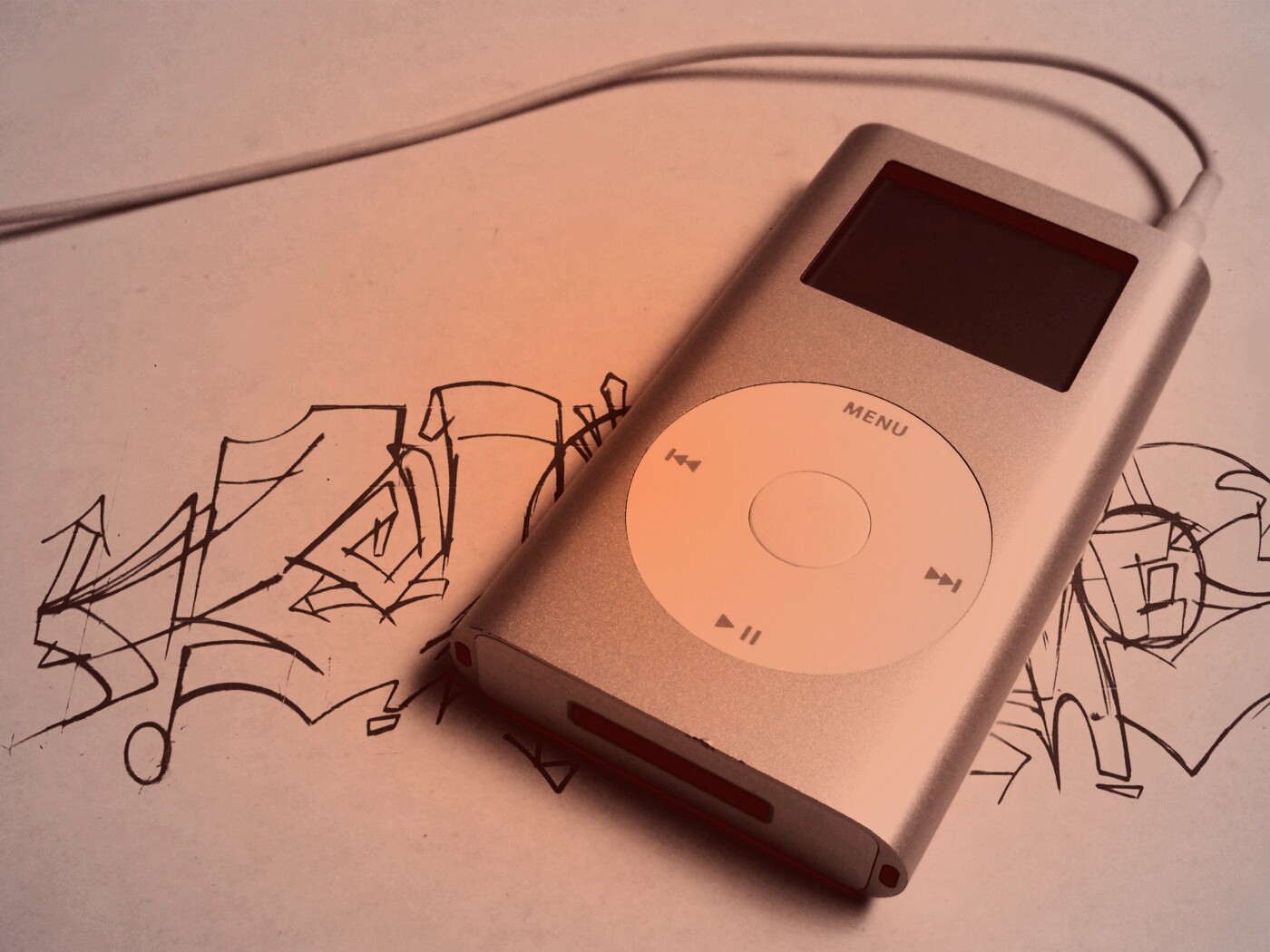 iPod на лиске с граффити обои