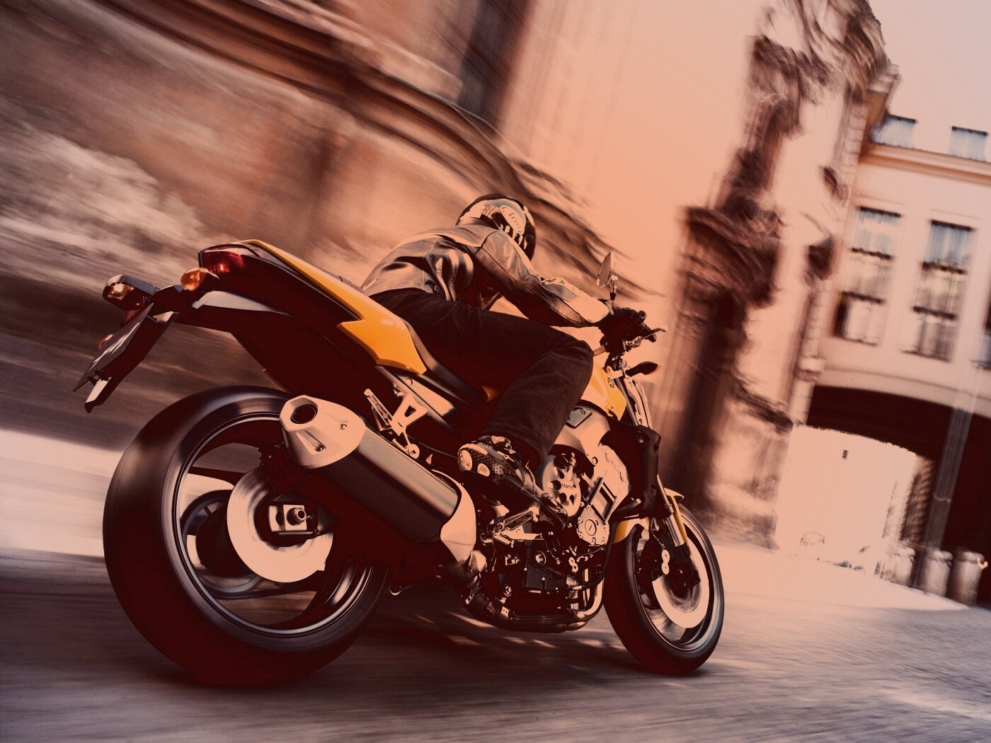 Ямаха и наездник на улицах города обои